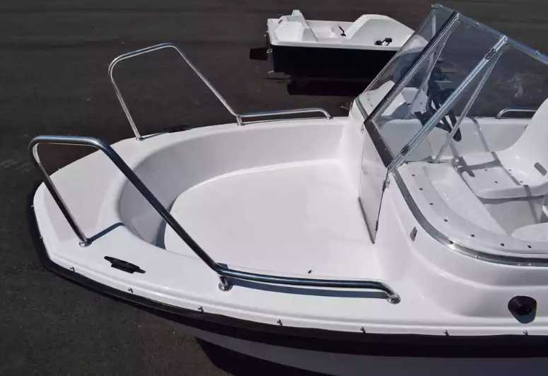 Стеклопластиковый катер Wyatboat-430 DC (тримаран) в Тюмени