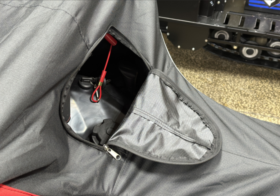 Чехол транспорт. снегохода IKUDZO HUNTER черно-красный Оксфорд ПРЕМИУМ качества с лого IKUDZO в Тюмени