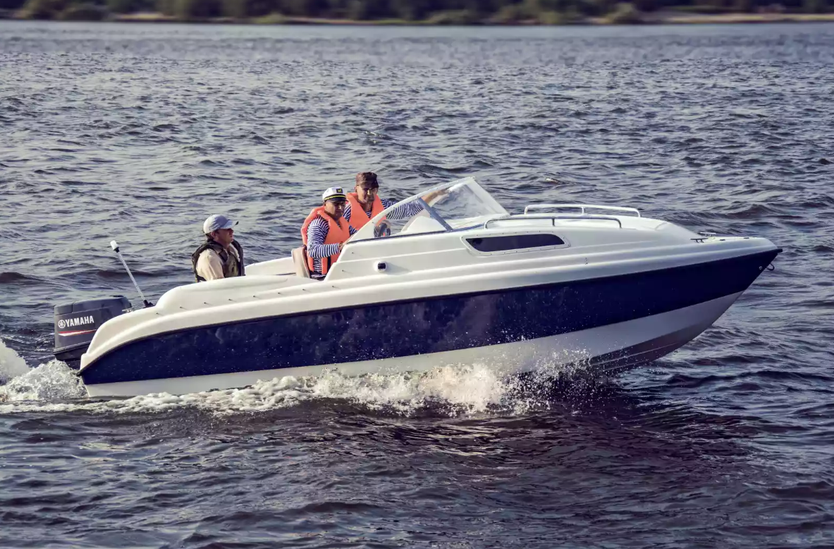 Стеклопластиковый катер Neman-550 с каютой в Тюмени