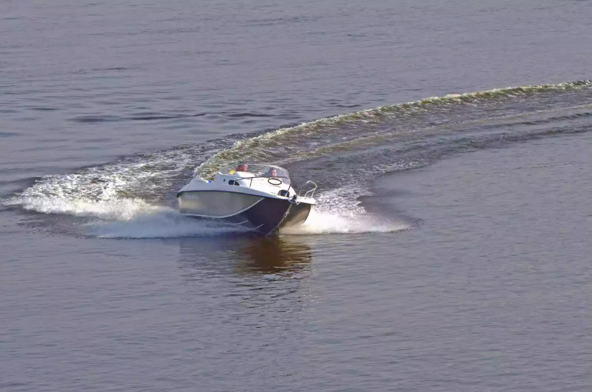 Комбинированный катер Neman-530 с каютой в Тюмени